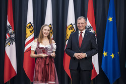 Landeshauptmann Mag. Thomas Stelzer empfängt ausgezeichnete Maturantinnen und Maturanten im Steinernen Saal des Linzer Landhauses.