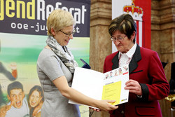 Ehrzenzeichenverleihung Verdienste um die OÖ Jugend durch Landesrätin Mag. Doris Hummer