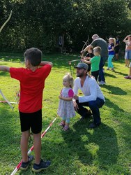 Bewegungsfest Sportfamilie am 10. September, Kinder und Eltern bei der Station Bogensport