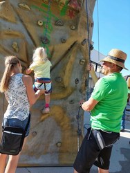 Bewegungsfest Sportfamilie am 10. September, Eltern mit kleinem Kind beim Klettern