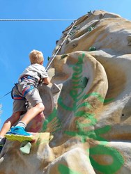 Bewegungsfest Sportfamilie am 10. September, Junge beim Klettern auf der Kletterwand