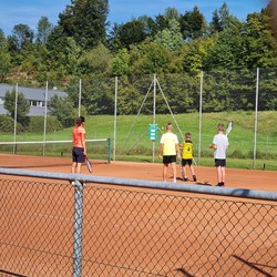 Bewegungsfest Sportfamilie am 10. September, Kinder und Eltern bei der Station Tennis