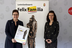 Preisverleihung Felix Familia 2022 an das Krankenhaus der Barmherzigen Schwestern in Ried, v.l.n.r. Clara Wenger-Stockhammer, Bernadette Mühlmann

