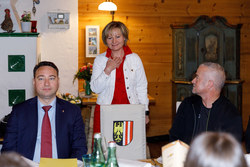 Familienreferent LH-Stv. Dr. Manfred Haimbuchner und die Leiterin des OÖ Familienreferates Renate Katzmayr bei der Preisverleihung Felix Familia 2023 am 17. Mai im Promenadenhof Linz