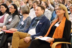 JAKO-O Familienkongress am 19.11.2017 in Bad Ischl - im Bild v.r.n.l.: Dr. Silke Datzer, Familienreferent LH-Stv. Dr. Manfred Haimbuchner mit Kongress-Teilnehmerinnen