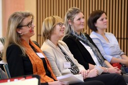 JAKO-O Familienkongress am 19.11.2017 in Bad Ischl: v.l.n.r.: Dr. Silke Datzer, Bettina Peetz mit zwei Kongress-Teilnehmerinnen